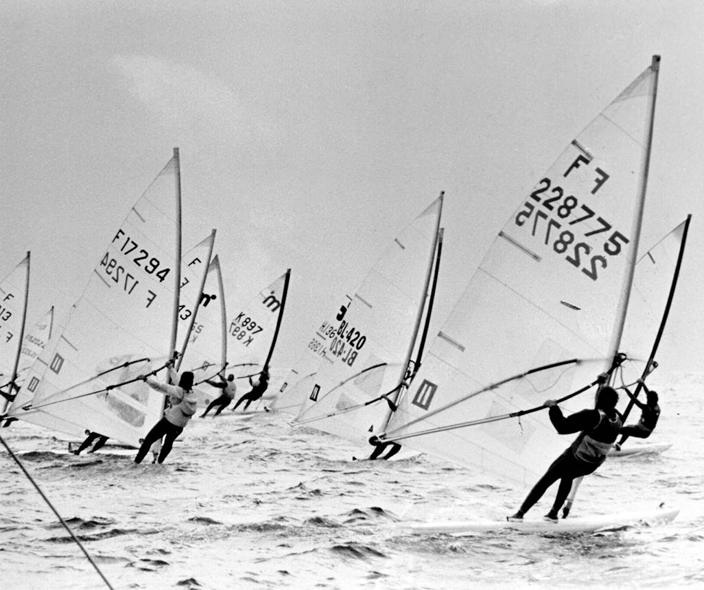 1984 - Campeonato Europeu de Windsurf<br /><strong>Cintia velejando na flotilha (vela n&ordm; BL 420).</strong>