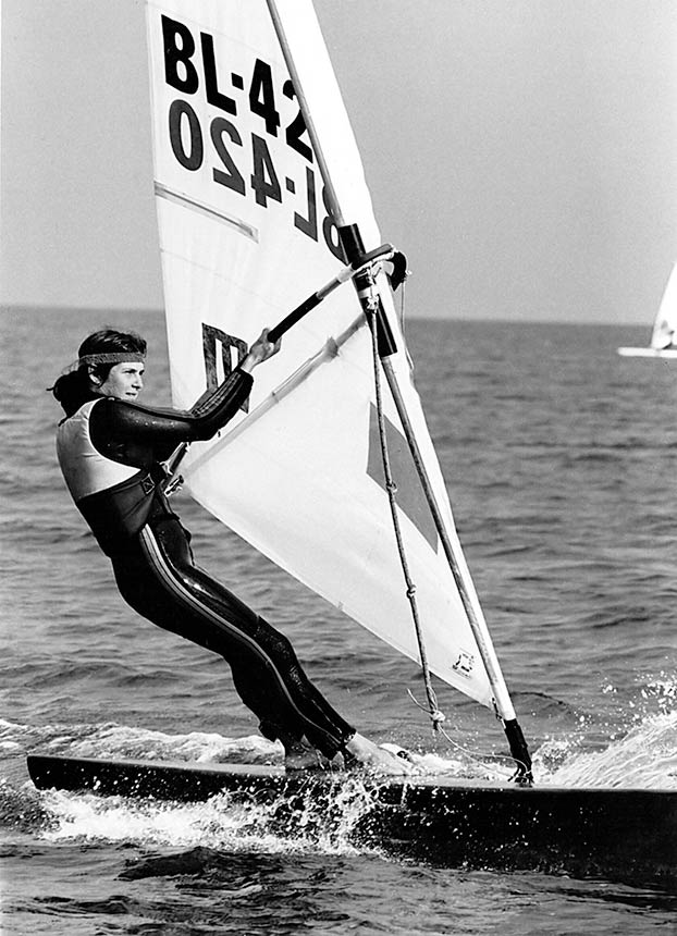 1984 | Campeonato Europeu de Windsurf Detalhe de Cintia velejando durante uma das regatas