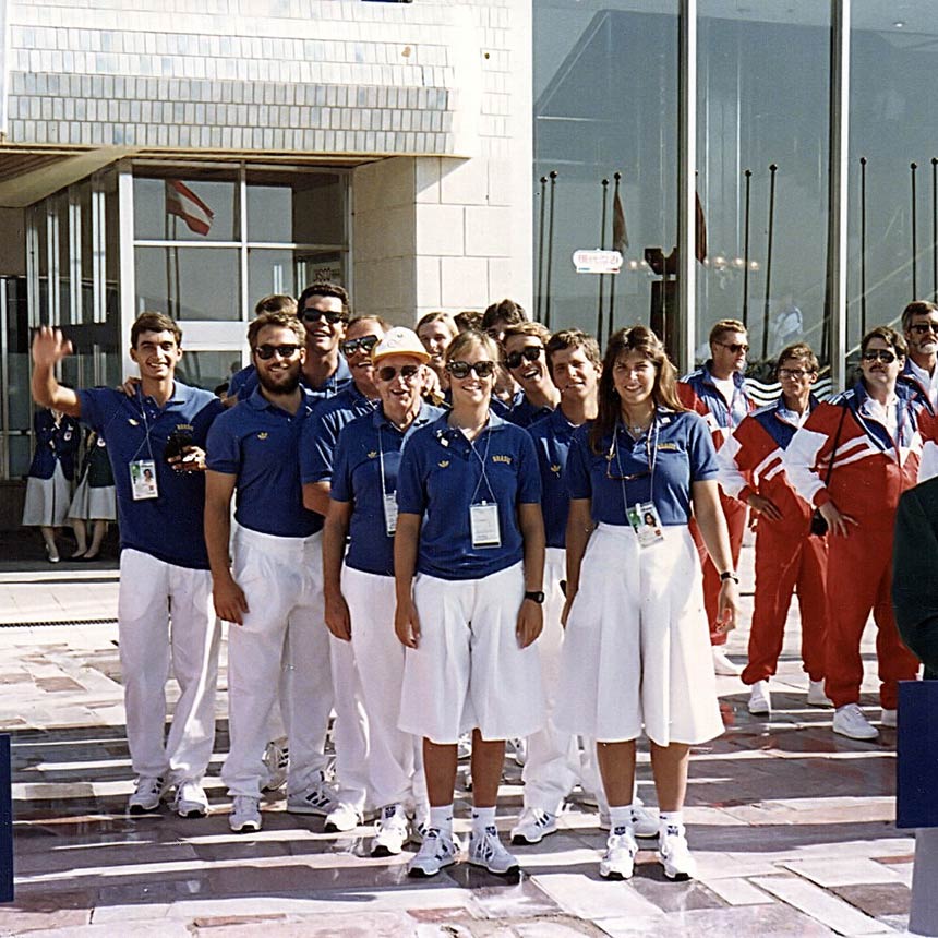 1988 | Jogos Olímpicos de Seul Cintia, na primeira fila, junto com a equipe brasileira de Vela na cerimônia de abertura das ompetições de Iatismo